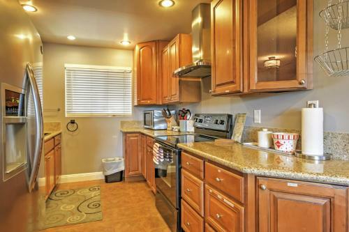 Apartamento Recently Renovated Long Beach Condo With Balcony!