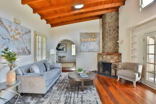 Spacious Unique Italian Villa 20-min Walk To The Beach