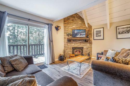 Remodeled Getaway With Spa, Walk To Village! Home