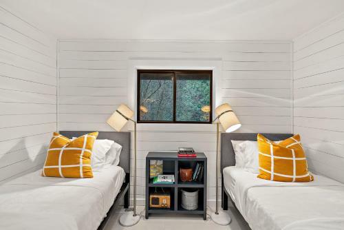 Forest Hideaway With Wraparound Deck & Firepit Home