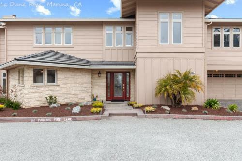 Large 3 Bedroom 2 Bath In Marina
