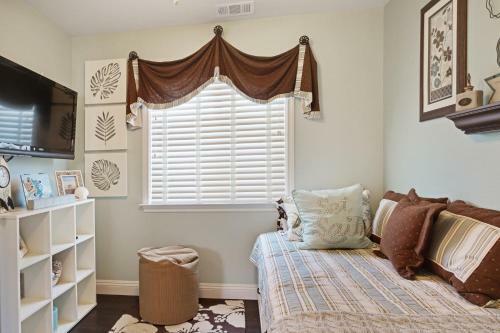 Spacious New Balboa Peninsula Retreat