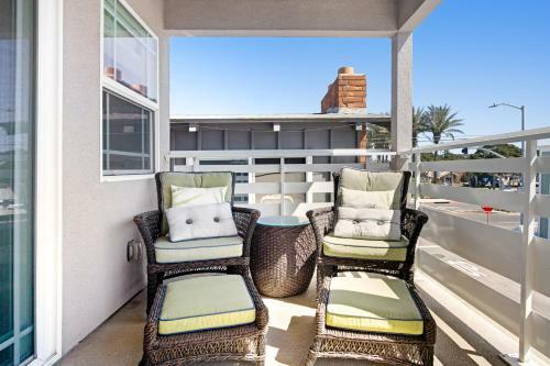 Spacious New Balboa Peninsula Retreat