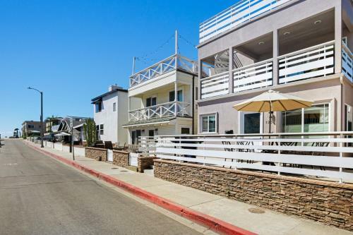 Spacious New Balboa Peninsula Retreat