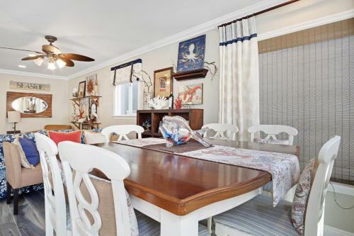 Spacious New Balboa Peninsula Retreat