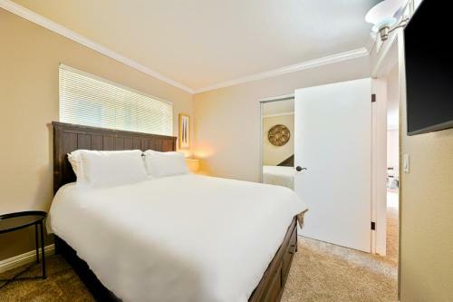 Nb-1126a-newport Beach Condo Delight