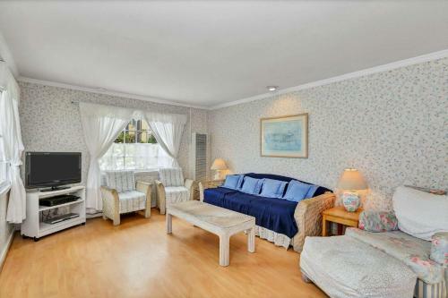 201 Amethyst Avenue