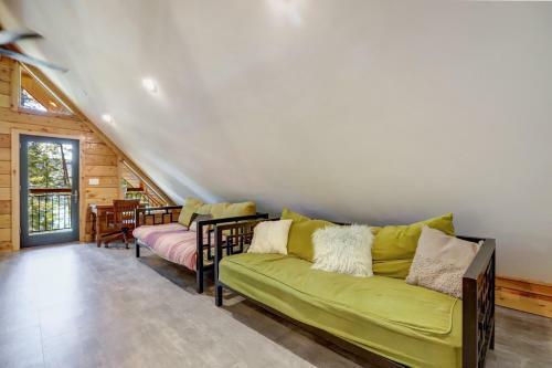 Griffin's Lair - Spacious & Modern Lakefront Cabin Home