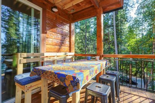 Griffin's Lair - Spacious & Modern Lakefront Cabin Home