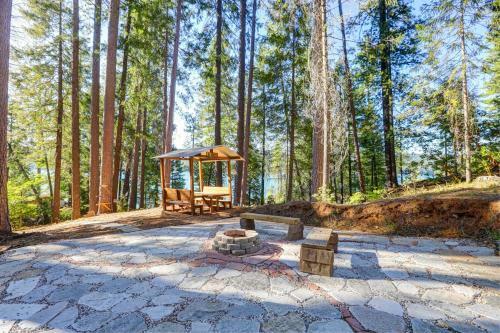 Griffin's Lair - Spacious & Modern Lakefront Cabin Home