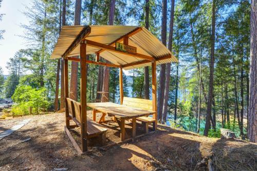 Griffin's Lair - Spacious & Modern Lakefront Cabin Home