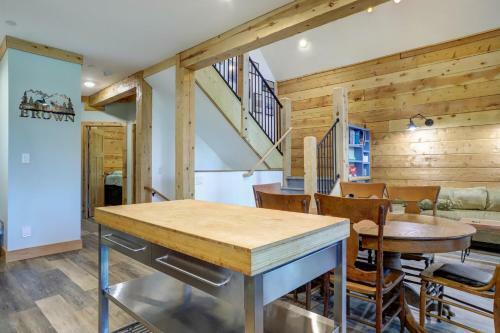Griffin's Lair - Spacious & Modern Lakefront Cabin Home
