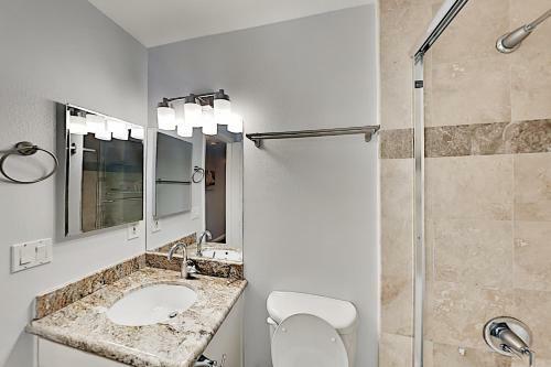 Beachside End Unit - Private Garage & 2 Balconies Townhouse