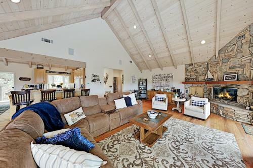 Bearfoot Lodge - Lake-view Escape With Private Decks Home