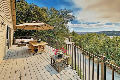 Bearfoot Lodge - Lake-view Escape With Private Decks Home