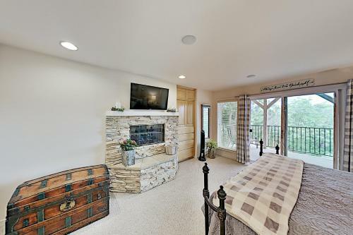 Bearfoot Lodge - Lake-view Escape With Private Decks Home