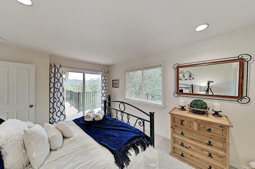 Bearfoot Lodge - Lake-view Escape With Private Decks Home