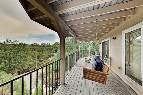 Bearfoot Lodge - Lake-view Escape With Private Decks Home