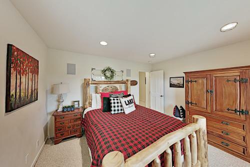 Bearfoot Lodge - Lake-view Escape With Private Decks Home