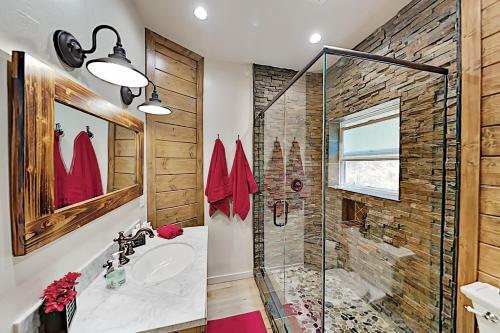 Bearfoot Lodge - Lake-view Escape With Private Decks Home