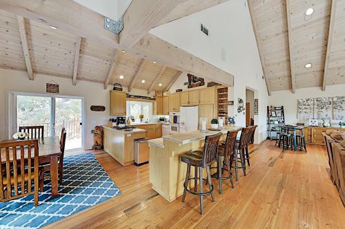 Bearfoot Lodge - Lake-view Escape With Private Decks Home