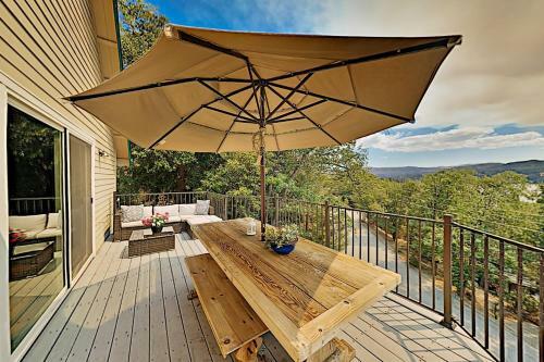 Bearfoot Lodge - Lake-view Escape With Private Decks Home