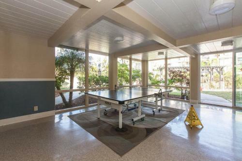 3 Bedroom! - Complex Is On The Beach With Huge Pool