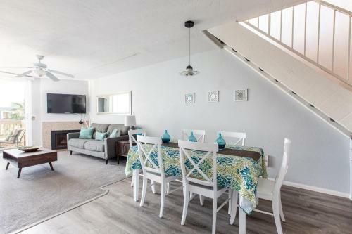 3 Bedroom! - Complex Is On The Beach With Huge Pool