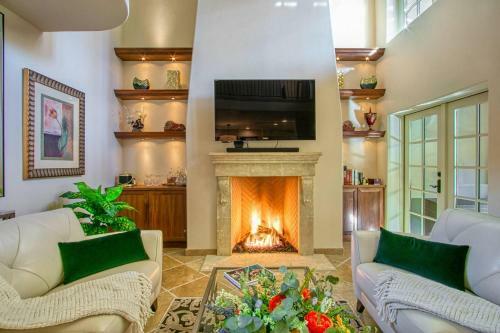 Downtown Tuscan Haven - 2 Br Luxury Condo By Oranj Palm