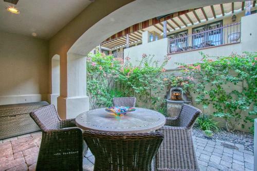 Downtown Tuscan Haven - 2 Br Luxury Condo By Oranj Palm