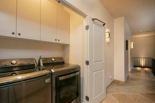 Downtown Tuscan Haven - 2 Br Luxury Condo By Oranj Palm