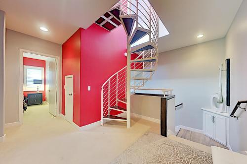 Chic Pacific Beach Townhome With Rooftop Deck Townhouse