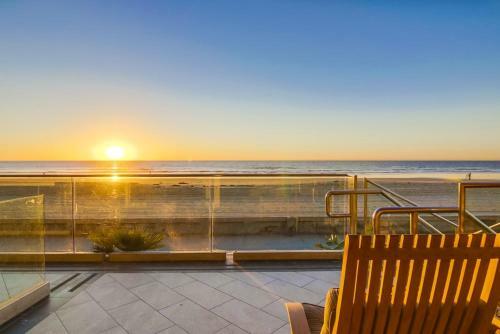 Ocean Front, 2 Private View Decks In Heart Of Mb