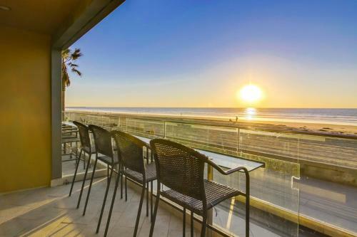 Ocean Front, 2 Private View Decks In Heart Of Mb