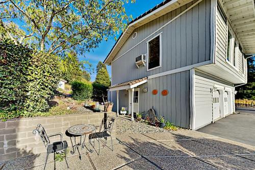 Mountain-view Vineyard Cottage - Private Hot Tub Cottage
