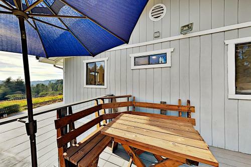 Mountain-view Vineyard Cottage - Private Hot Tub Cottage