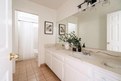 Clementine - Bright Modern Retreat W Pool & Large Patio
