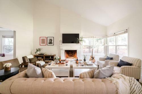 Clementine - Bright Modern Retreat W Pool & Large Patio