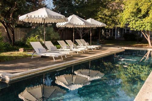 Clementine - Bright Modern Retreat W Pool & Large Patio