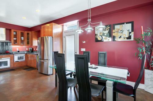 Ocean-view Oasis With Rooftop Deck - Steps To Beach Home