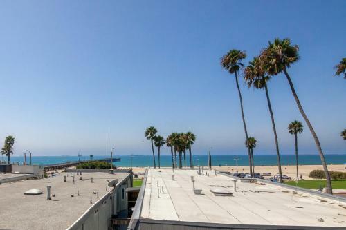 Ocean-view Oasis With Rooftop Deck - Steps To Beach Home