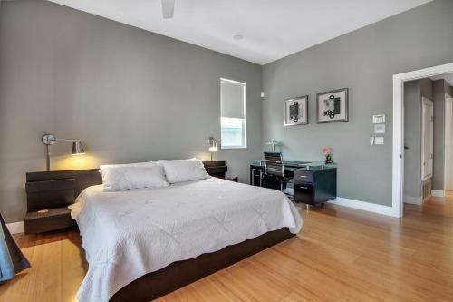 Ocean-view Oasis With Rooftop Deck - Steps To Beach Home