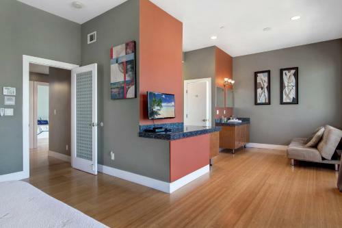 Ocean-view Oasis With Rooftop Deck - Steps To Beach Home