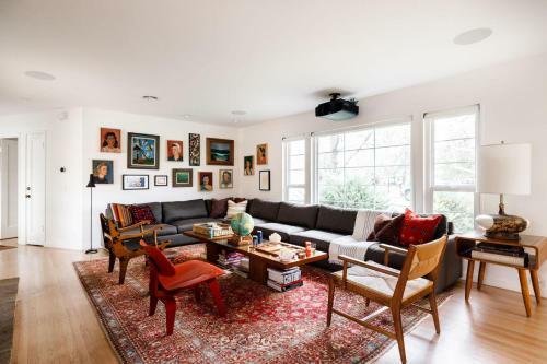 Marquee - Modern Stylish Estate W Pool & Entertainers Courtyard