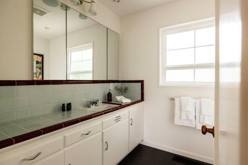 Marquee - Modern Stylish Estate W Pool & Entertainers Courtyard