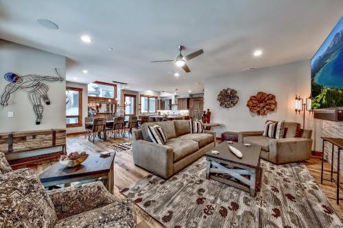6 Bedroom Luxury Home With Great Location Townhouse