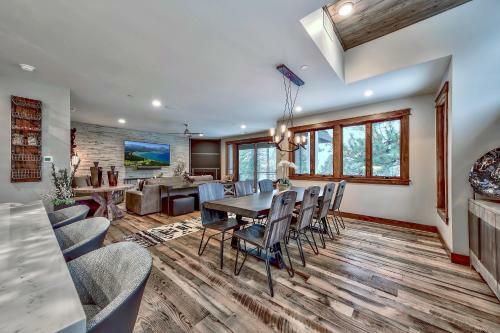 6 Bedroom Luxury Home With Great Location Townhouse