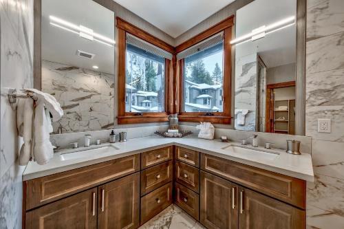 6 Bedroom Luxury Home With Great Location Townhouse