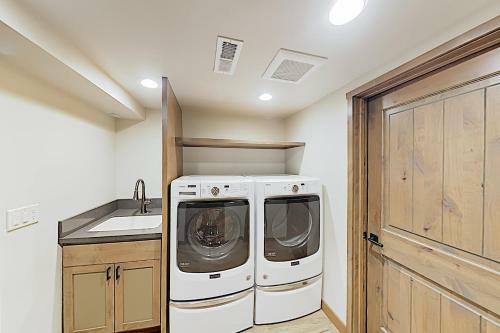 New Listing! Custom Alpine Home With Private Hot Tub Home