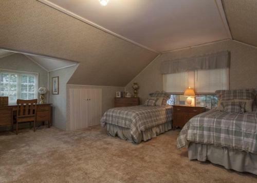 Fairway Vacation Rental Cabin